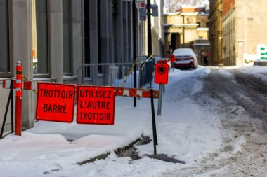 Kanada, Montreal, 24 Aralık 2025: Kaldırımlar kapalı, diğer kaldırımları kullanın, karlı kış şehri manzarası.