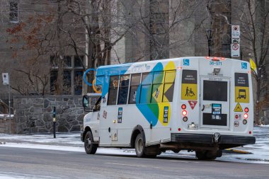MONTREAL, CANADA, 22 Aralık 2025: Kış şehri manzaralı şehir otobüsü şehir otobüsü karlı sokak ağaçları binaları