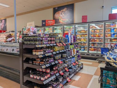 Kanada, Quebec, 30 Kasım 2025: Rezervler, donmuş gıdalar ve et reyonuyla market koridoru.