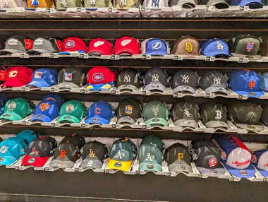 Kanada, Montreal, 22 Aralık 2025: Renkli Spor Takımı Beyzbol Şapkaları Koleksiyonu Duvarı