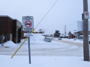 Kanada, 19 Ocak 2026: Karlı sokak manzarası, park alanı yok, kış manzarası, yerleşim alanı