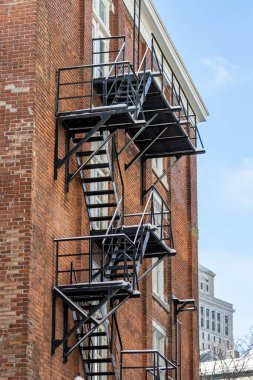 MONTREAL, CANADA, 24 Aralık 2025: Tuğla bina yangın merdiveni şehir mimarisi arka planı