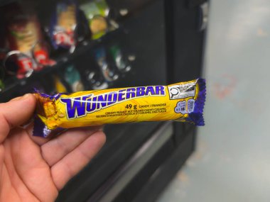 Kanada, 02 Şubat 2026: Elde çikolata, otomat arkaplanı