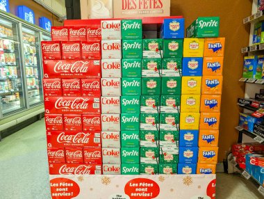 Kanada, Montreal, 22 Aralık 2025: Coca Cola ve Diğer Hafif İçecekler Gösterimde