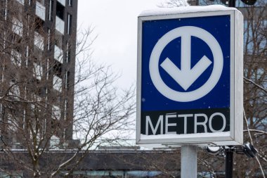 MONTREAL, Kanada, 25 Aralık 2025: Montreal Metro Kış Şehir Sahnesi