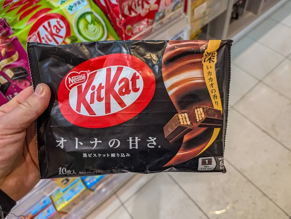 Kanada, Montreal, 23 Aralık 2025: Japon Kit Kat ambalajı, mağaza koridoru arkaplanı görüntülendi.