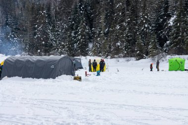 Kanada, 31 Ocak 2026: Karlı ormanda çadırlarla ve insanlarla birlikte kış kampı