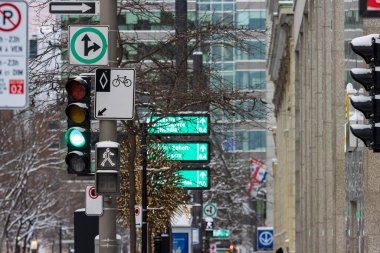Kanada, Montreal, 24 Aralık 2025: Trafik ışıkları ve tabelaları ile yoğun kış kentsel manzarası