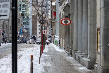 MONTREAL, CANADA, 24 Aralık 2025: Kış sokak sahnesi, şehir karı, şehir mimarisi, kaldırım perspektifi, şehir trafiği, karlı hava durumu