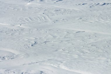 MONTREAL, CANADA, 26 Aralık 2025: Rüzgar desenli karlı manzara