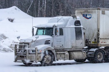 Quebec, CANADA, 28 Şubat 2026: Karlı Kış Manzarasında Kamyon