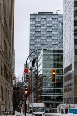 MONTREAL, CANADA, 24 Aralık 2025: Kentsel kış sokak sahnesi, modern binalar, trafik ışıkları