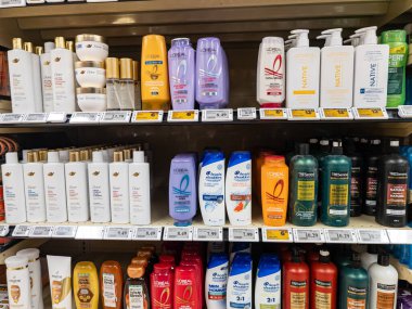 Kanada, 07 Şubat 2026: Bir mağazada şampuan ve saç kremi reyonu