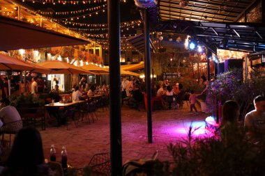 Kasaba halkı akşamları bir kafede dinleniyor.