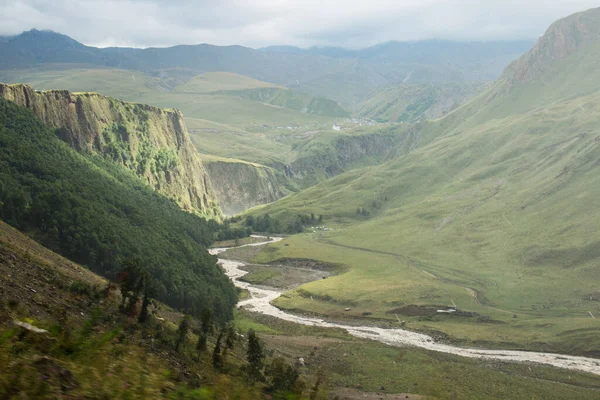 Dağ nehri dalgalar halinde akıyor.
