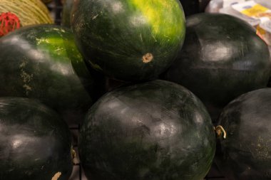 Karpuzlar arka planda, pazarda.