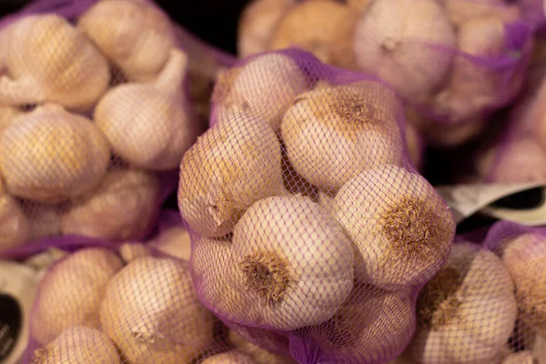 Netze Mit Knoblauch Als Hintergrund Auf Einem Markt — Stockfoto