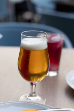 Kafeteryadaki masada bir bardak soğuk bira. Gastronomi kavramı