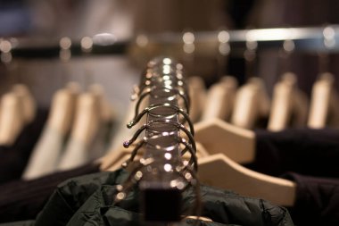 Önden görünen bir elbise askısı. Moda konsepti