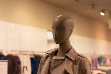 Trençkotlu bir kadın manken. Moda konsepti