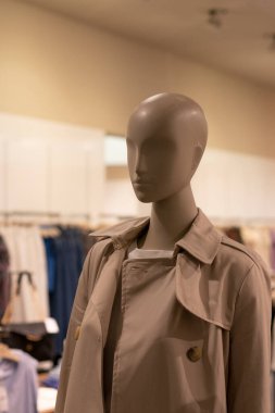 Trençkotlu bir kadın manken. Moda konsepti