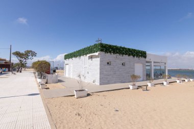 Punta Umbria, Huelva, İspanya. Nehir, gezinti, insanların yürüdüğü yer.