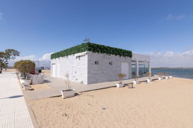 Punta Umbria, Huelva, İspanya. Nehir, gezinti, insanların yürüdüğü yer.