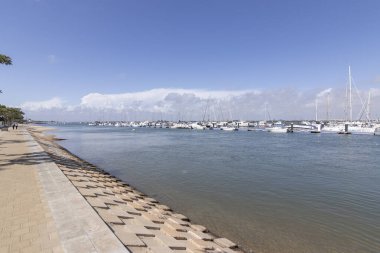 Punta Umbria, Huelva, İspanya. Nehir, gezinti, insanların yürüdüğü yer.