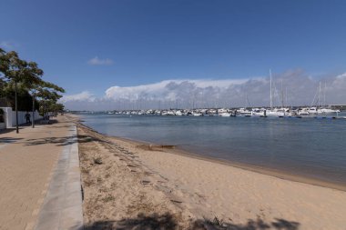 Punta Umbria, Huelva, İspanya. Nehir, gezinti, insanların yürüdüğü yer.