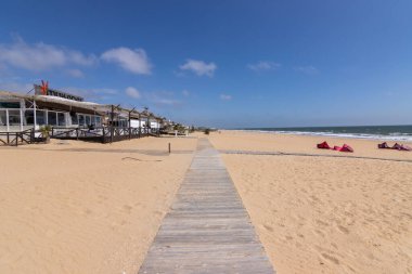 Punta Umbria, Huelva, İspanya. Kumsal ve ahşap geçit. Tatil kavramı