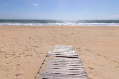 Punta Umbria, Huelva, İspanya. Kumsal ve ahşap geçit. Tatil kavramı