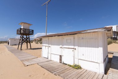 Punta Umbria, Huelva, İspanya. Kumsal, kabin ve cankurtaran kulesi.