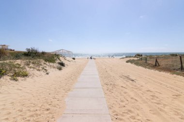 Punta Umbria, Huelva, İspanya. Kumsal ve ahşap geçit. Tatil kavramı