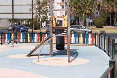 Çocuklar için sallan ve kay, parkın büyük cazibesi