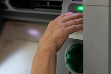 Bir ATM, müşteri hizmetlerinde para çekmek için. Finans kavramı