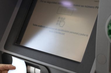 Bir ATM, müşteri hizmetlerinde para çekmek için. Finans kavramı