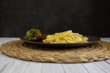 Kızarmış biberli cips Güney İspanya 'da çok popüler bir yemektir. Patatesler dondurulmamalı ve hepsi ev yapımı. Hepsini zeytinyağıyla yaptım.