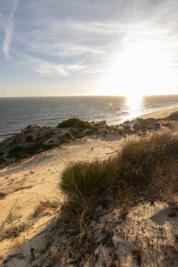 İspanya 'nın en uzun kıyı şeridi Huelva kıyısıdır. Matalascanas 'tan Ayamonte' ye. Uçurumlar, kumullar, çam ağaçları, yeşil bitkiler. İspanya 'nın en güzel plajlarından biri olarak kabul edilir.