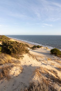 İspanya 'nın en uzun kıyı şeridi Huelva kıyısıdır. Matalascanas 'tan Ayamonte' ye. Uçurumlar, kumullar, çam ağaçları, yeşil bitkiler. İspanya 'nın en güzel plajlarından biri olarak kabul edilir.