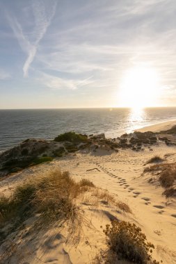 İspanya 'nın en uzun kıyı şeridi Huelva kıyısıdır. Matalascanas 'tan Ayamonte' ye. Uçurumlar, kumullar, çam ağaçları, yeşil bitkiler. İspanya 'nın en güzel plajlarından biri olarak kabul edilir.