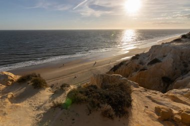İspanya 'nın en uzun kıyı şeridi Huelva kıyısıdır. Matalascanas 'tan Ayamonte' ye. Uçurumlar, kumullar, çam ağaçları, yeşil bitkiler. İspanya 'nın en güzel plajlarından biri olarak kabul edilir.