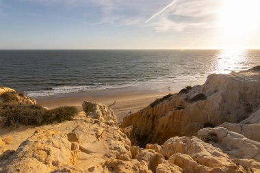 İspanya 'nın en uzun kıyı şeridi Huelva kıyısıdır. Matalascanas 'tan Ayamonte' ye. Uçurumlar, kumullar, çam ağaçları, yeşil bitkiler. İspanya 'nın en güzel plajlarından biri olarak kabul edilir.