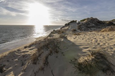 İspanya 'nın en uzun kıyı şeridi Huelva kıyısıdır. Matalascanas 'tan Ayamonte' ye. Uçurumlar, kumullar, çam ağaçları, yeşil bitkiler. İspanya 'nın en güzel plajlarından biri olarak kabul edilir.
