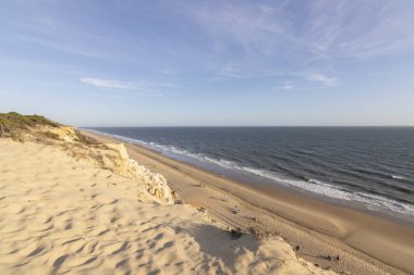 İspanya 'nın en uzun kıyı şeridi Huelva kıyısıdır. Matalascanas 'tan Ayamonte' ye. Uçurumlar, kumullar, çam ağaçları, yeşil bitkiler. İspanya 'nın en güzel plajlarından biri olarak kabul edilir.