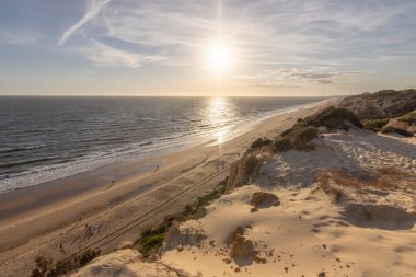 İspanya 'nın en uzun kıyı şeridi Huelva kıyısıdır. Matalascanas 'tan Ayamonte' ye. Uçurumlar, kumullar, çam ağaçları, yeşil bitkiler. İspanya 'nın en güzel plajlarından biri olarak kabul edilir.