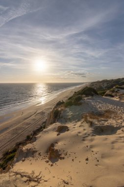 İspanya 'nın en uzun kıyı şeridi Huelva kıyısıdır. Matalascanas 'tan Ayamonte' ye. Uçurumlar, kumullar, çam ağaçları, yeşil bitkiler. İspanya 'nın en güzel plajlarından biri olarak kabul edilir.