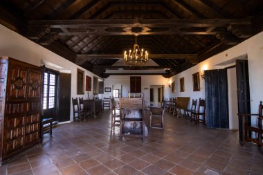 Huelva, İspanya 10.8.2025 Geleneksel İspanyol Koloni mimarisi Manastır de la Rabida 'da. Özellikleri Mudejar ahşap tavanlar, terracotta zeminler, antika mobilyalar ve tarihi portreler..