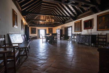Huelva, İspanya 10.8.2025 Geleneksel İspanyol Koloni mimarisi Manastır de la Rabida 'da. Özellikleri Mudejar ahşap tavanlar, terracotta zeminler, antika mobilyalar ve tarihi portreler..