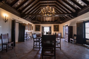 Huelva, İspanya 10.8.2025 Geleneksel İspanyol Koloni mimarisi Manastır de la Rabida 'da. Özellikleri Mudejar ahşap tavanlar, terracotta zeminler, antika mobilyalar ve tarihi portreler..