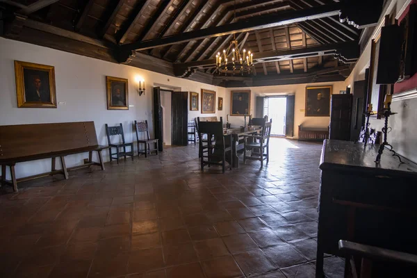 Huelva, İspanya 10.8.2025 Geleneksel İspanyol Koloni mimarisi Manastır de la Rabida 'da. Özellikleri Mudejar ahşap tavanlar, terracotta zeminler, antika mobilyalar ve tarihi portreler..